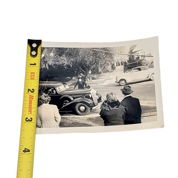 Vtg 1940s B & W Snapshot Officer in Uniform Admiring Vehicle People Original Car - Picture 4 of 4